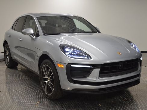 Certified 2025 Porsche Macan image 9