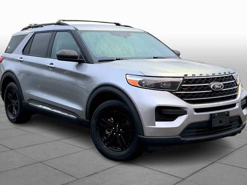 Used 2022 Ford Explorer XLT image 2