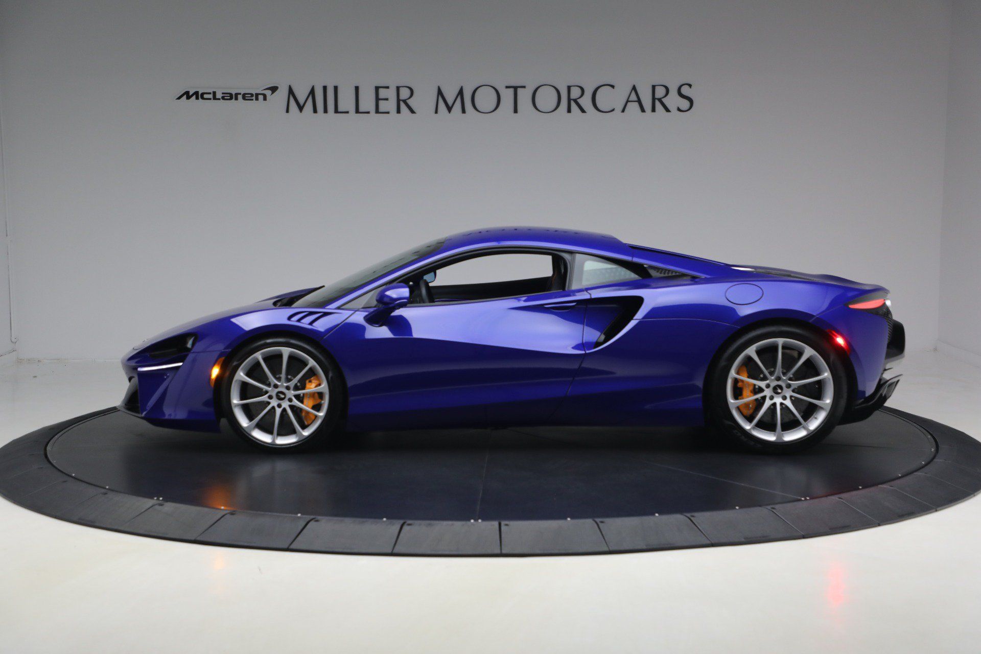 Used 2024 McLaren Artura RWD image 3