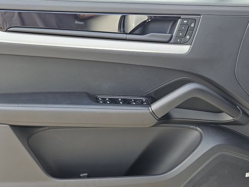 Certified 2025 Porsche Cayenne E-Hybrid image 22
