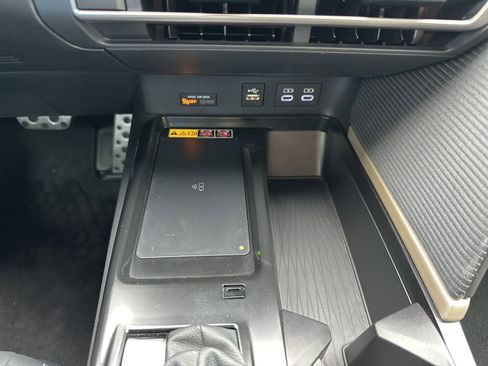 Used 2025 Toyota Camry SE w/ Convenience Package image 13