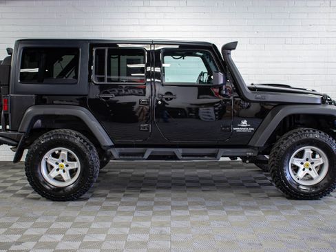 Used 2017 Jeep Wrangler Unlimited Rubicon w/ Cold Weather Group image 2