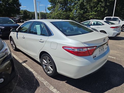 Used 2017 Toyota Camry SE w/ Moonroof Package FWD image 5