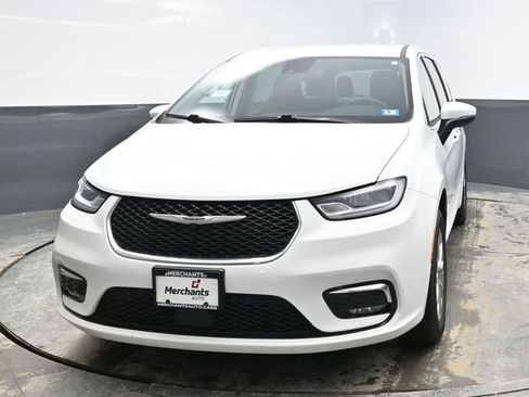 Used 2023 Chrysler Pacifica Touring-L image 2