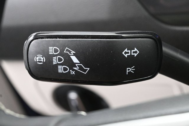Used 2023 Volkswagen Tiguan SE w/ Panoramic Sunroof Package FWD image 19