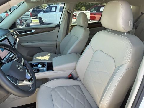 Used 2024 Volkswagen Atlas SE w/ Panoramic Sunroof Package FWD image 24
