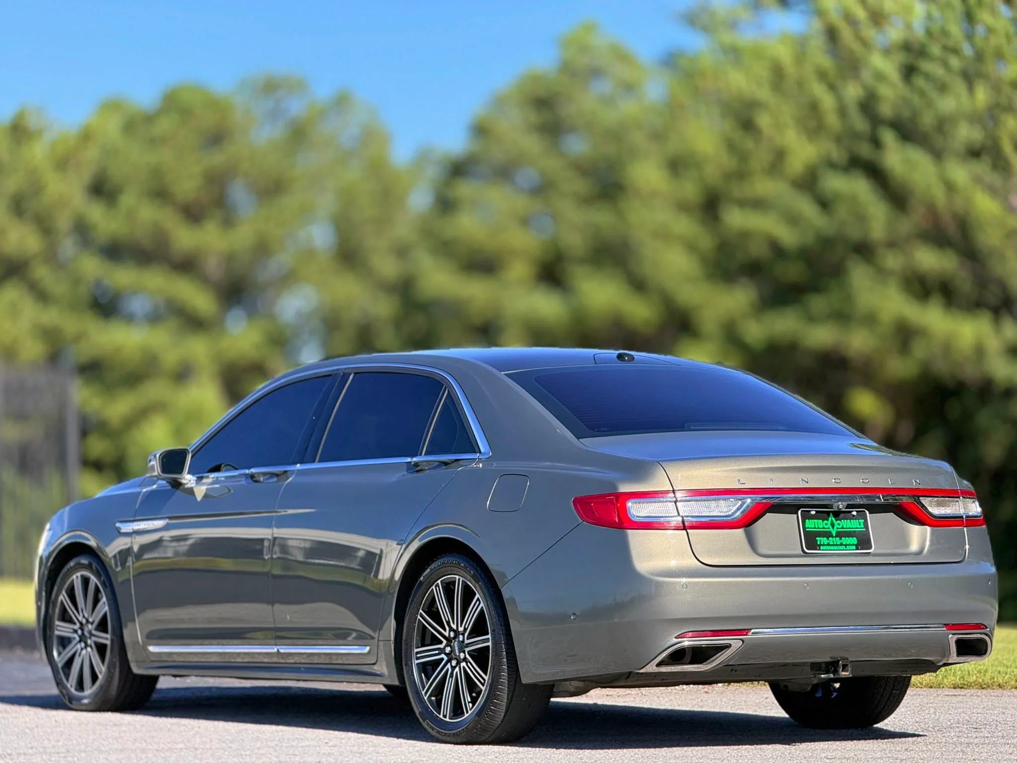 Used 2017 Lincoln Continental Reserve w/ Technology Package FWD image 8