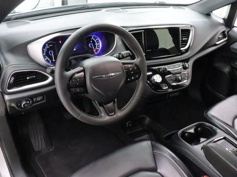 Used 2023 Chrysler Pacifica Touring-L w/ S Appearance Package FWD image 12