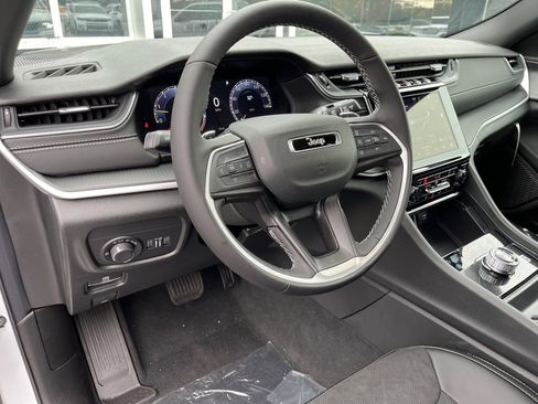 New 2025 Jeep Grand Cherokee L Altitude image 4