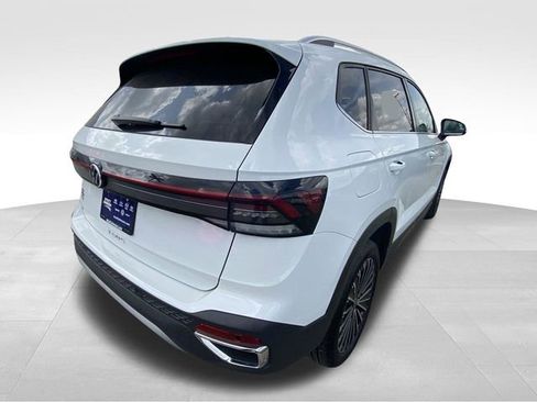 Used 2025 Volkswagen Taos SE image 9