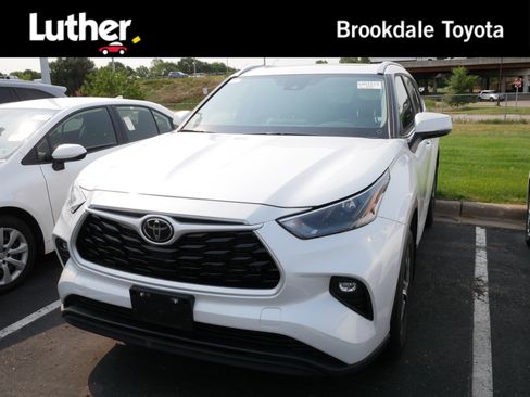 Used 2026 Toyota Highlander XLE AWD/4WD image 1