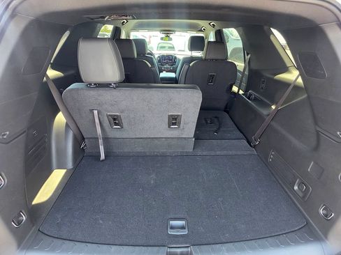 Used 2023 Chevrolet Traverse LT FWD image 9