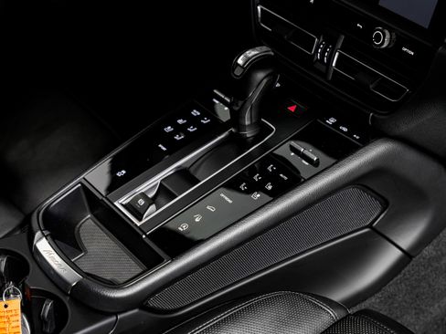 Used 2024 Porsche Macan image 25