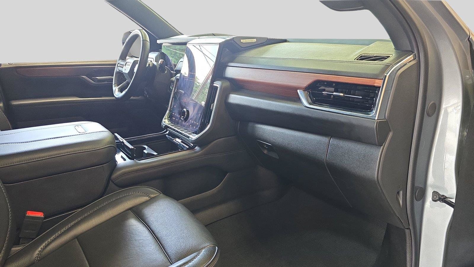 Used 2025 GMC Yukon Denali AWD/4WD image 16