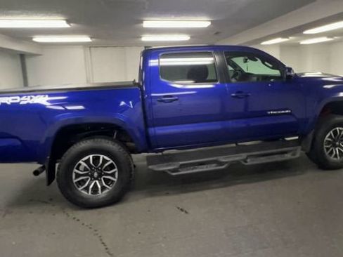 Used 2022 Toyota Tacoma TRD Sport w/ TRD Premium Sport Package AWD/4WD image 9