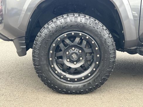 Used 2018 Toyota Tacoma SR5 image 11