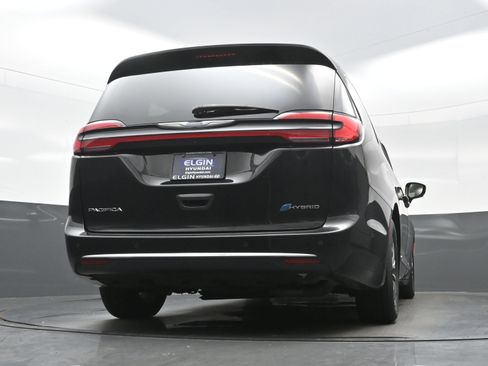 Used 2021 Chrysler Pacifica Limited w/ Uconnect Theater Family Group FWD image 32