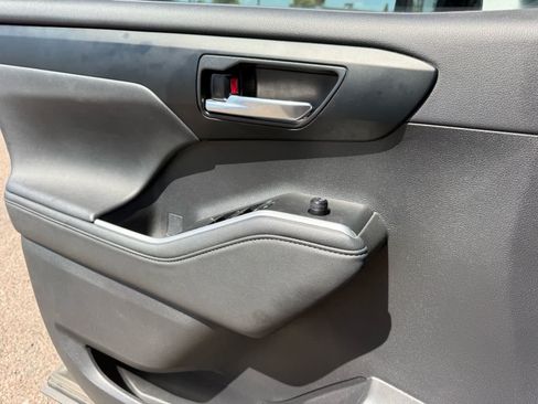 Used 2024 Toyota Highlander XLE AWD/4WD image 18