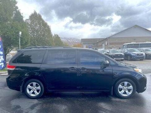 Used 2011 Toyota Sienna LE image 3