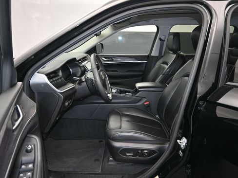 Used 2023 Jeep Grand Cherokee L Limited AWD/4WD image 17