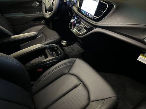 New 2026 Chrysler Pacifica Select image 16