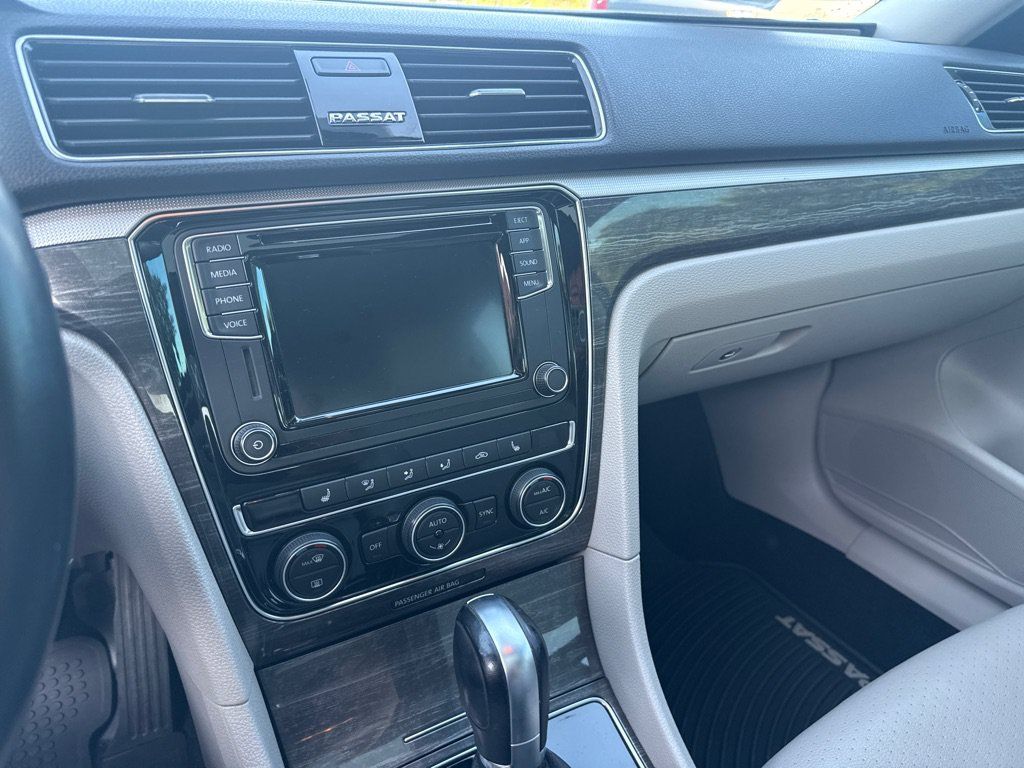 Used 2018 Volkswagen Passat 2.0T SE w/ SE Lighting Package FWD image 15