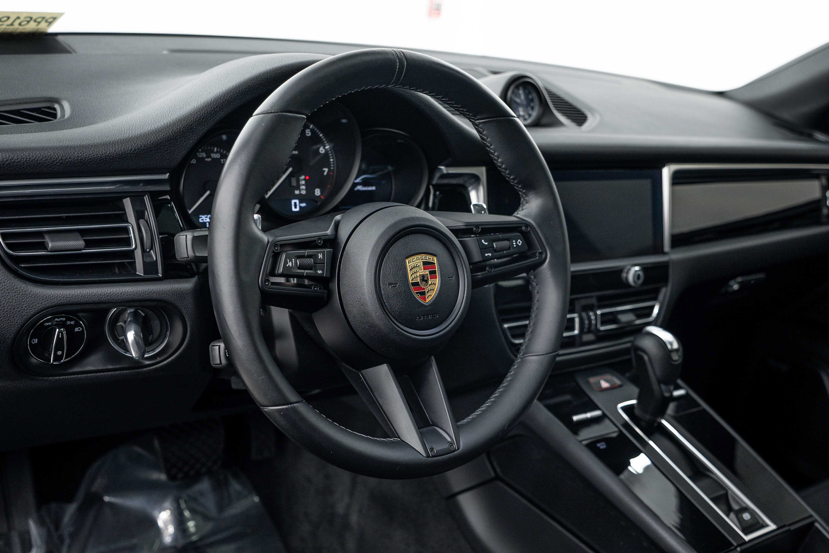 Certified 2024 Porsche Macan AWD/4WD image 16