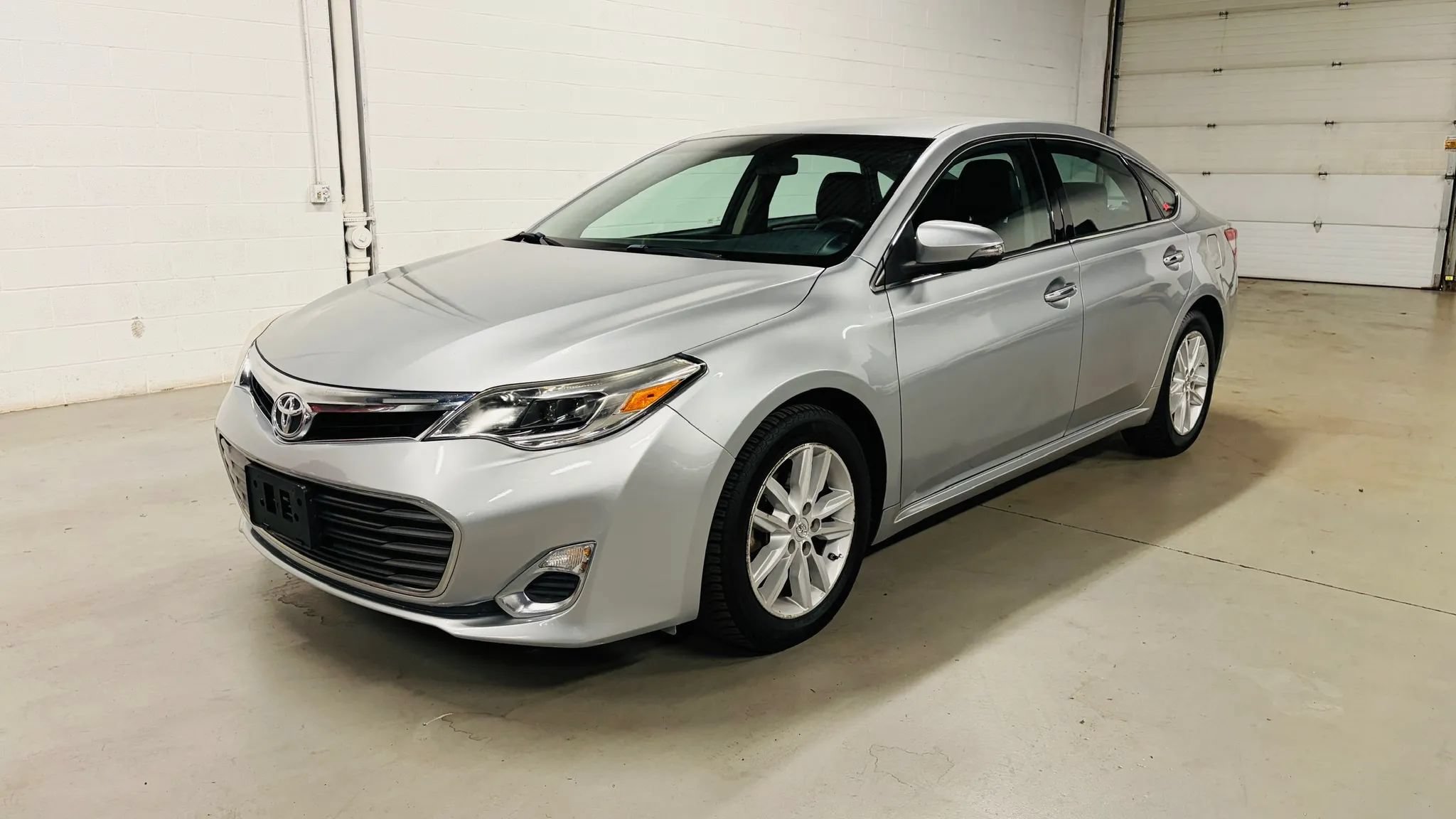 Used 2015 Toyota Avalon XLE FWD image 2