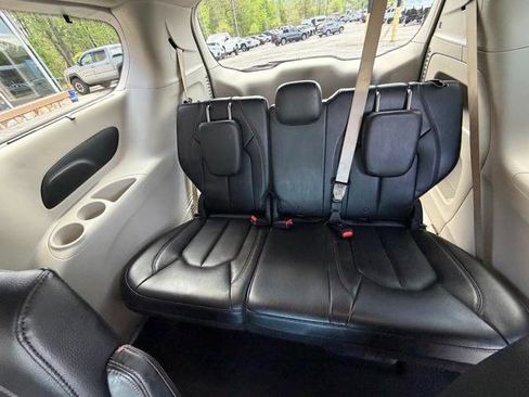 Used 2018 Chrysler Pacifica Touring-L w/ Tire & Wheel Group image 21