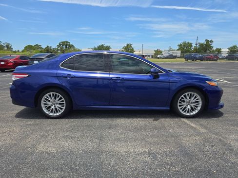 Used 2018 Toyota Camry XLE FWD image 3