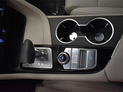 Used 2025 Genesis G70 2.5T image 31