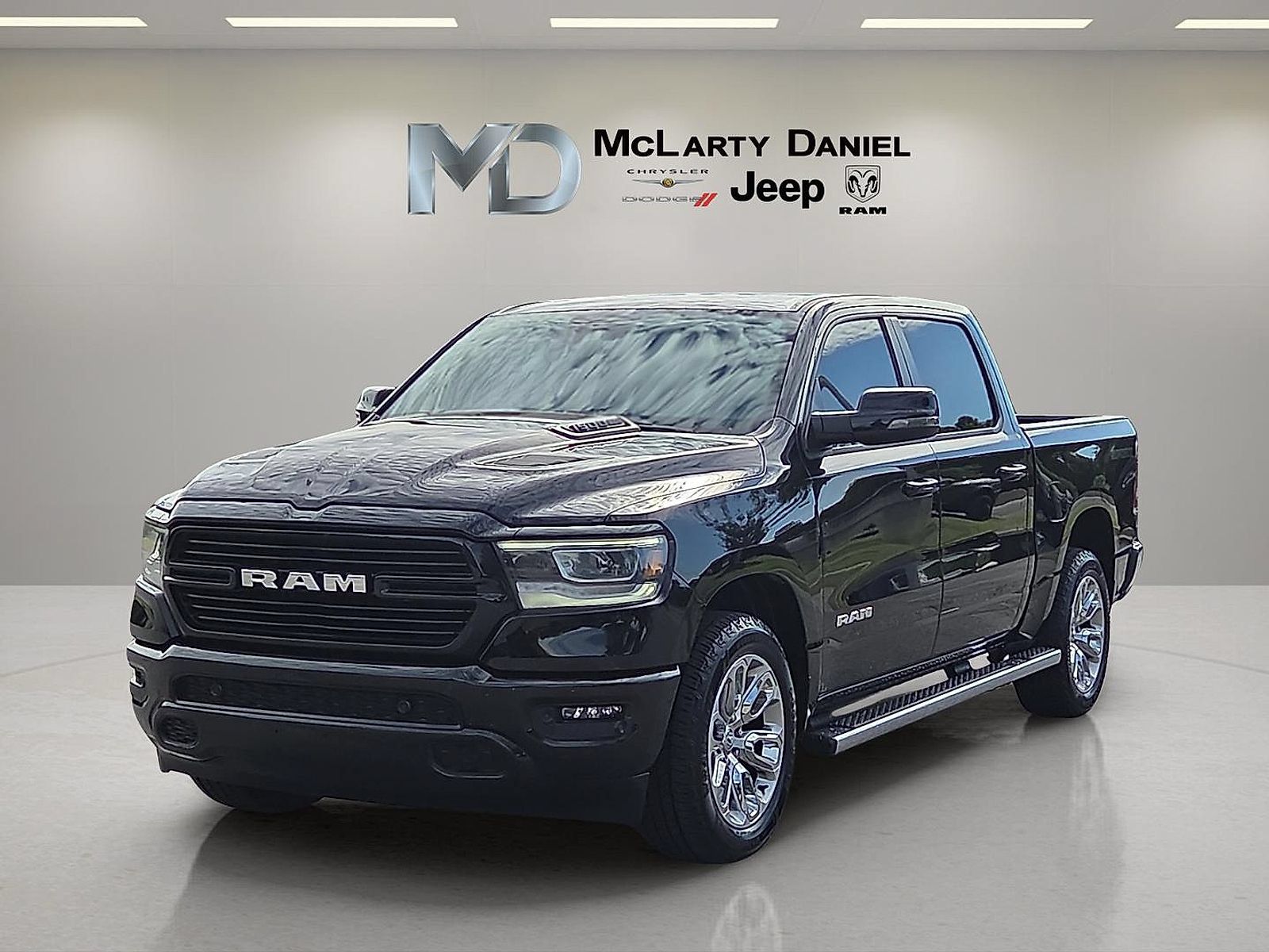 Used 2023 RAM 1500 Laramie AWD/4WD image 2