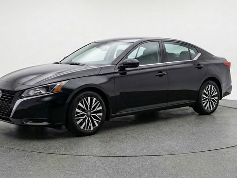 Used 2025 Nissan Altima 2.5 SV FWD image 3
