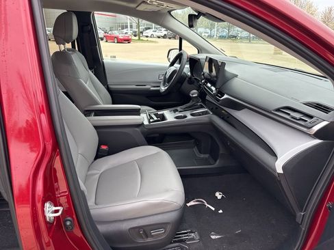 Used 2026 Toyota Sienna XLE image 18