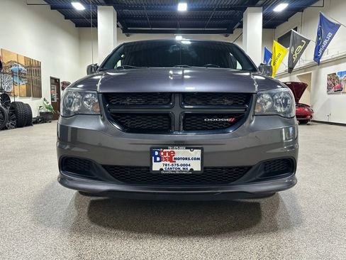 Used 2017 Dodge Grand Caravan SE image 2