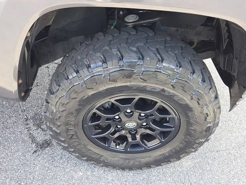 Used 2021 Toyota Tacoma SR5 AWD/4WD image 12
