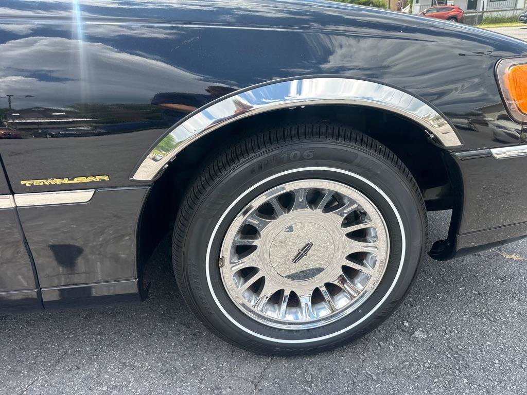 Used 2002 Lincoln Town Car Cartier RWD image 15