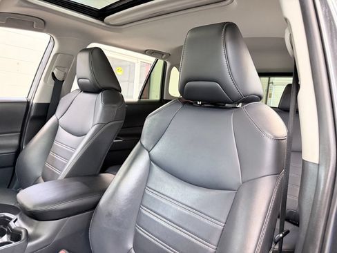 Used 2019 Toyota RAV4 XLE Premium FWD image 15