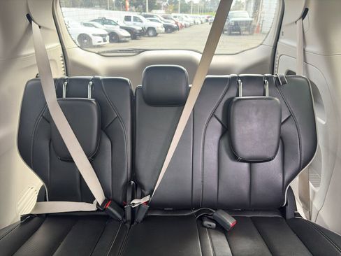 Used 2023 Chrysler Pacifica Limited image 12