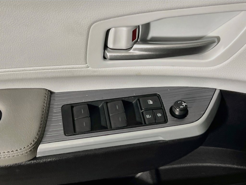 Certified 2025 Toyota Sienna XLE FWD image 17
