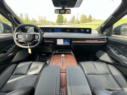 New 2025 Lincoln Navigator L Black Label AWD/4WD image 21