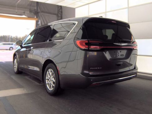 Used 2023 Chrysler Pacifica Touring-L FWD image 2