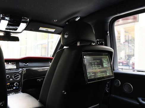 Used 2021 Rolls-Royce Cullinan Black Badge image 11