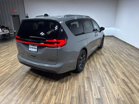 Used 2025 Chrysler Pacifica Limited FWD image 23