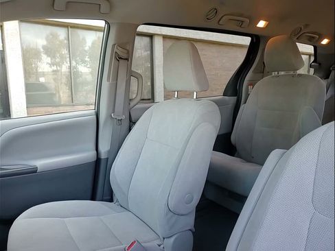 Used 2020 Toyota Sienna L image 28