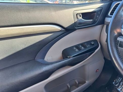 Used 2017 Toyota Highlander Limited image 32