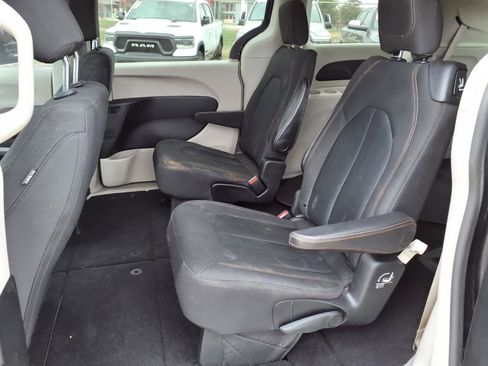 Used 2019 Chrysler Pacifica LX FWD image 18