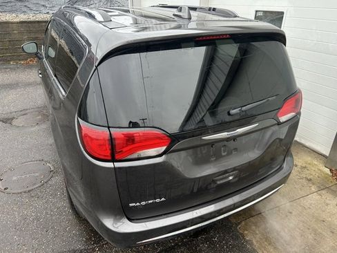 Certified 2017 Chrysler Pacifica Touring-L Plus image 4