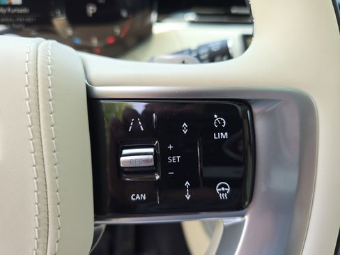 New 2026 Land Rover Range Rover Long Wheelbase SE AWD/4WD image 18