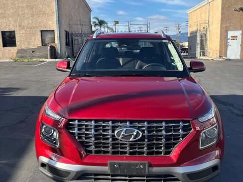 Used 2025 Hyundai Venue SEL FWD image 2